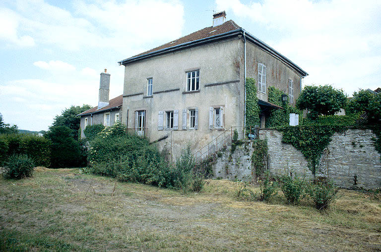 Façade nord sur le jardin.