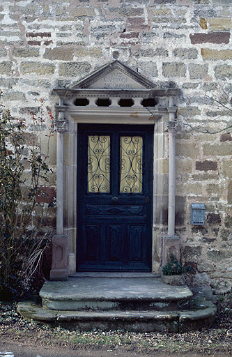 Porte principale sur la rue, à l'ouest.