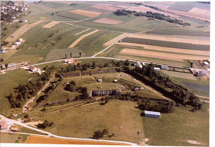 Vue aérienne vers le front de gorge.