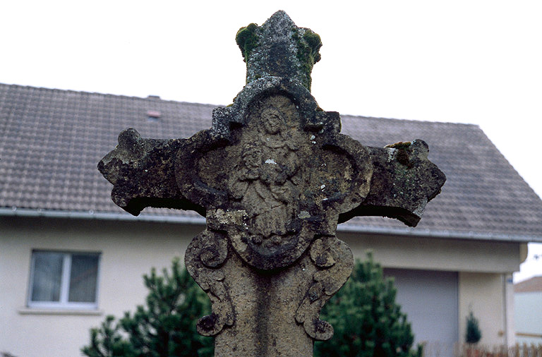 Détail de la Vierge à l'Enfant (bas relief).