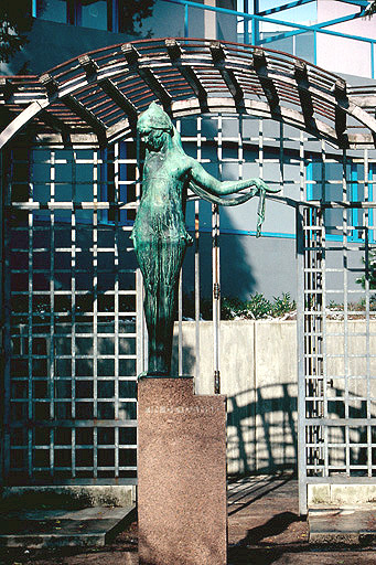 Statue "Fin de danse" par Fournier des Corats, au nord. - © Monuments historiques