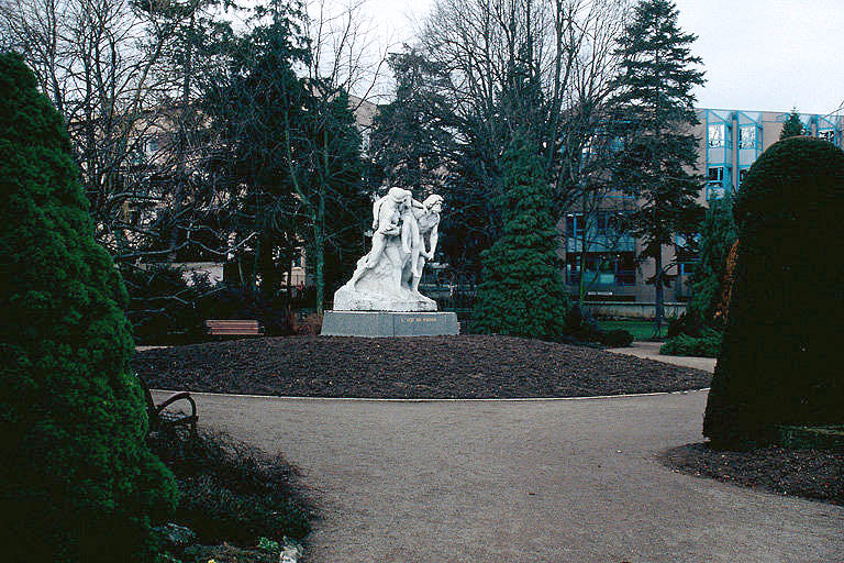 Statue "l'Age de Pierre" par Horace Daillion au nord. - © Monuments historiques