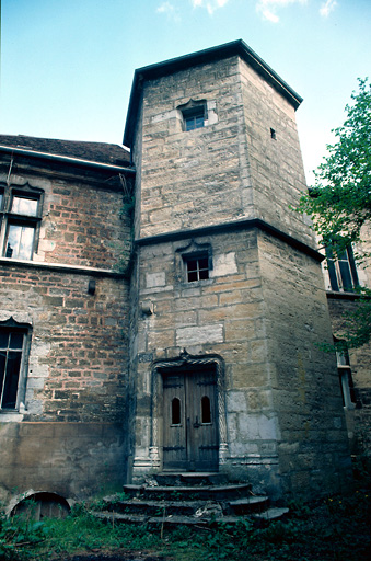 Tour d'escalier : vue extérieure