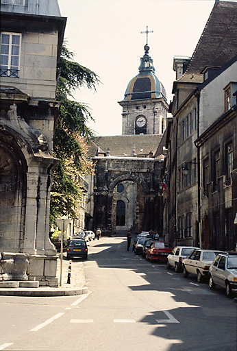 Porte noire : vue depuis la place Victor Hugo