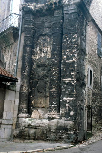 Porte noire : élévation nord ; côté gauche