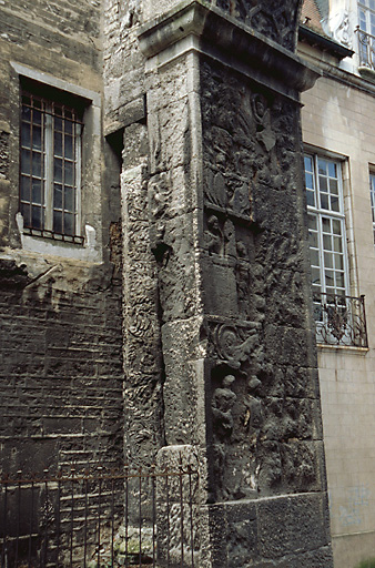 Porte noire : élévation sud ; côté gauche