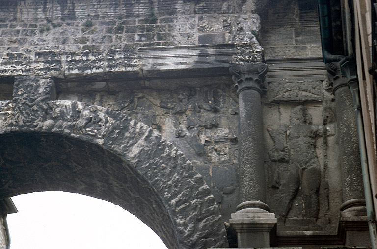 Porte noire : élévation nord ; détail de l'arche