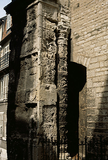 Porte noire : élévation nord ; côté gauche