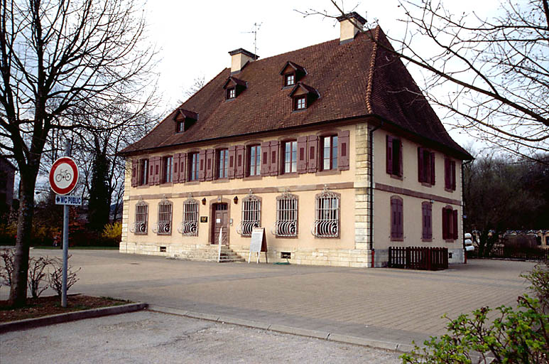 Vue d'ensemble de trois-quart nord-est du corps de logis