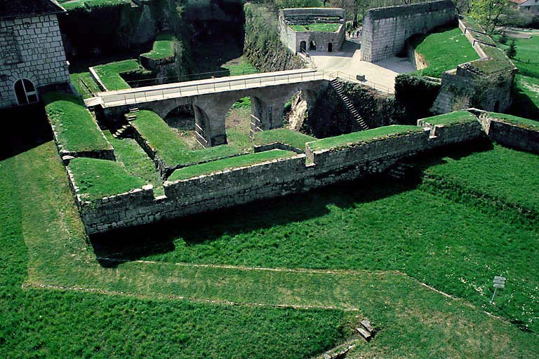 Front royal : vue du pont et de la demi-lune depuis le demi-bastion est