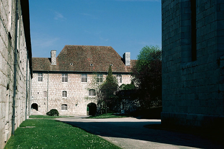 Front royal : pavillon central et cour de la chapelle