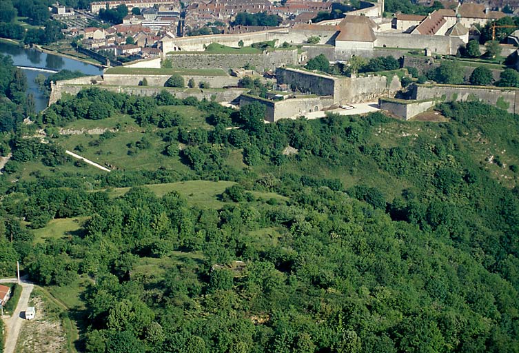 Glacis devant le front de secours : vue aérienne