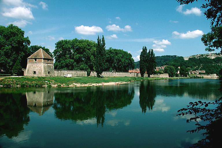 Vue depuis la rive droite à l'ouest