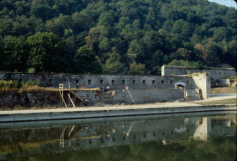 Vu depuis le bassin à l'est