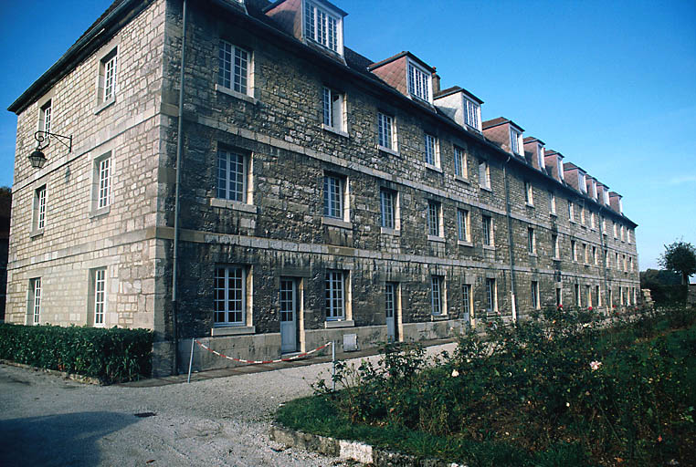 Casernement sud vu depuis le sud-est