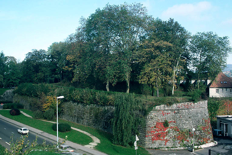 Bastion nord vu depuis la demi-lune de Charmont