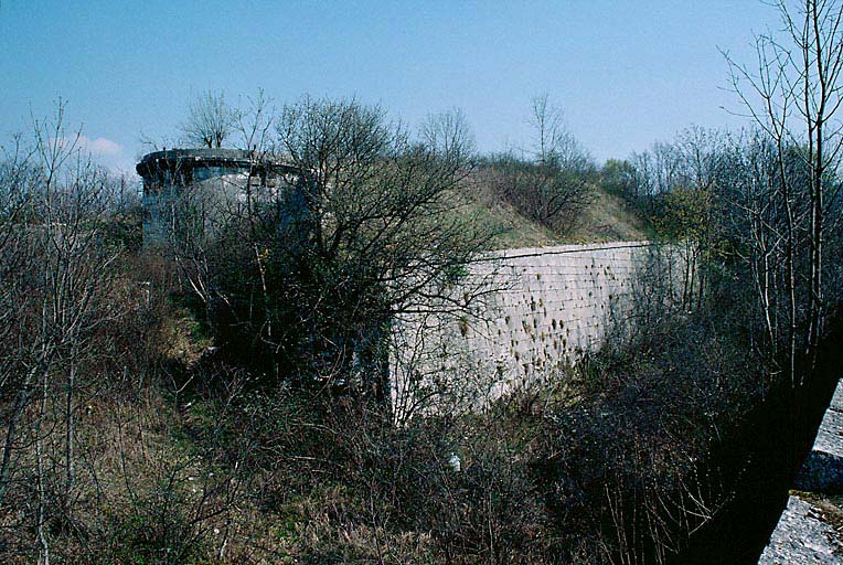 Tour-réduit ; rempart et fossé vus de l'ouest