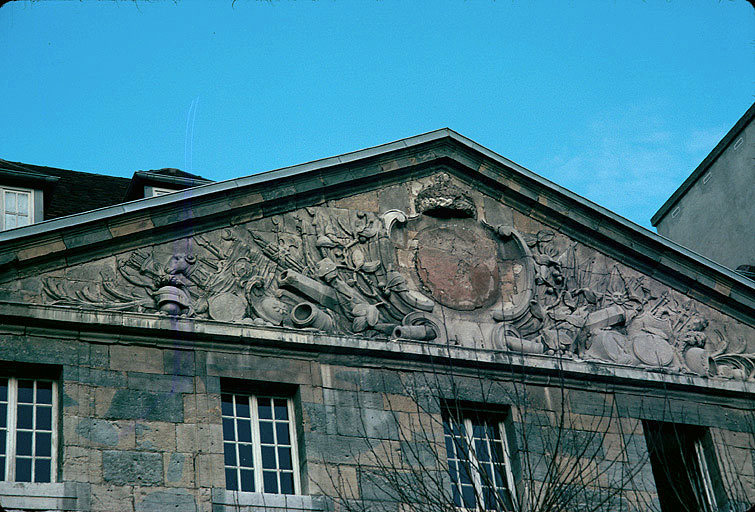 Pavillon St Paul (nord) ; façade sur cour : fronton