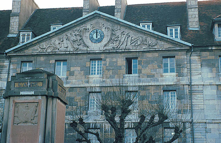 Pavillon de Bregille (sud) : façade sur cour fronton