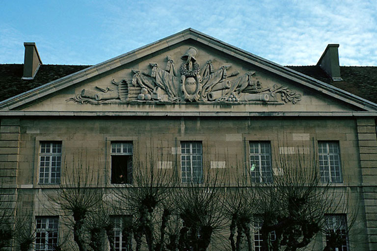 Caserne St Paul (est) ; façade sur cour : fronton