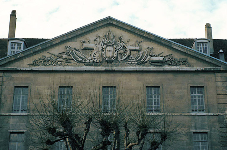 Bâtiment ouest ; façade sur cour : fronton