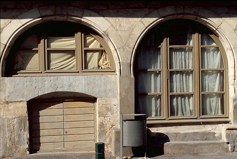 Façade sur rue : détail du rez-de-chaussée