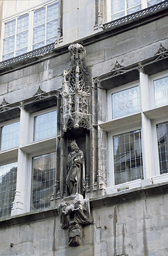 Façade sur rue : niche flamboyante