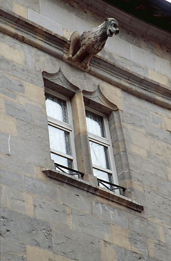 Façade sur rue : fenêtre et gargouille