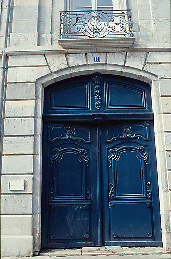 Façade sur rue : portail et balcon