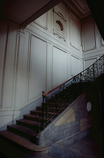 Escalier sur l'allée cochère