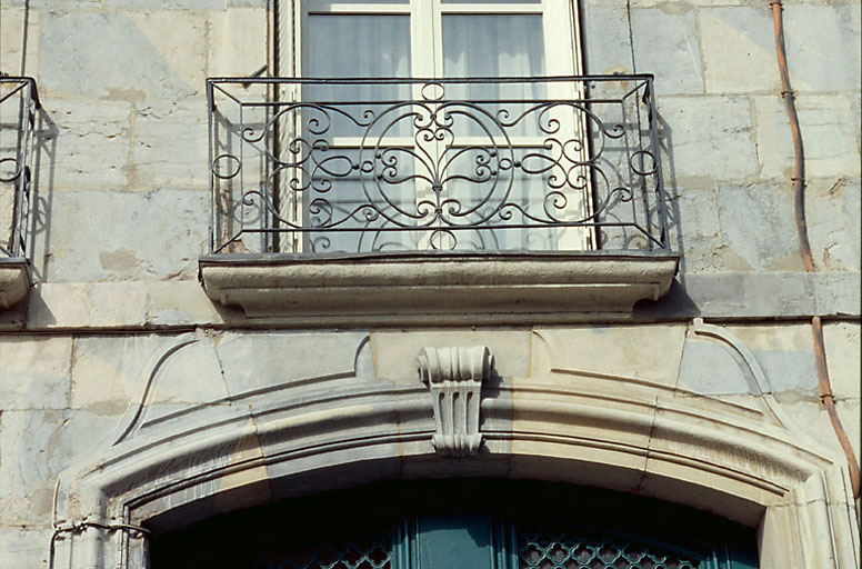 Façade sur rue : balcon