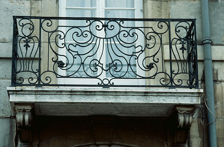 Façade sur rue : balcon