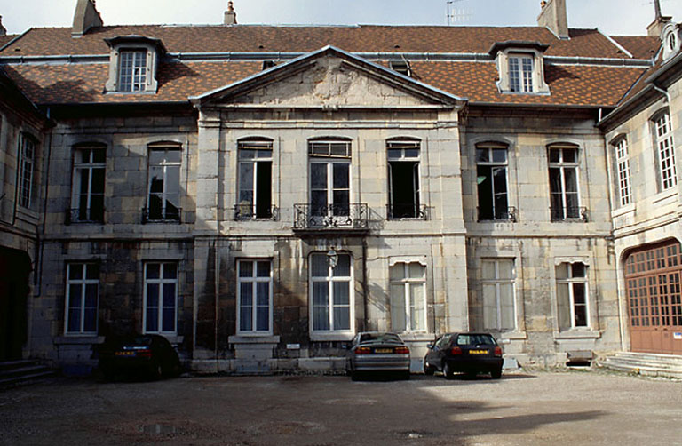 Façade antérieure du corps de logis entre cour et jardin