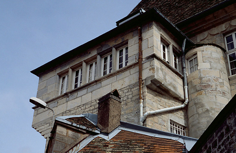 Pièce sur l'angle sud-est