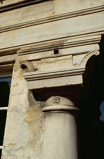 Façade sur cour : chapiteau de la galerie