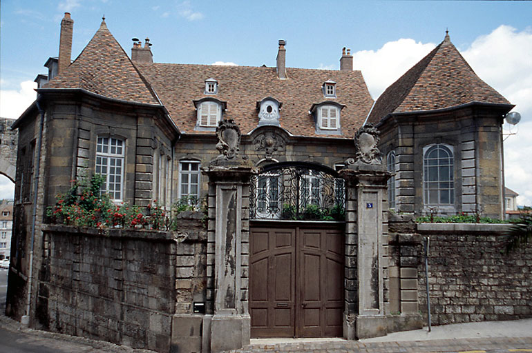 Portail et façades sur cour