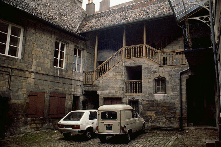 Escalier et façades sur cour