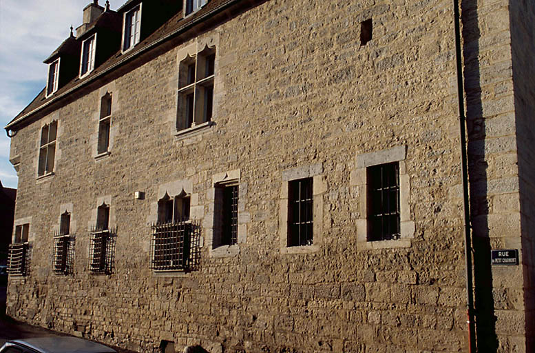 Façade sur la rue du Petit Charmont