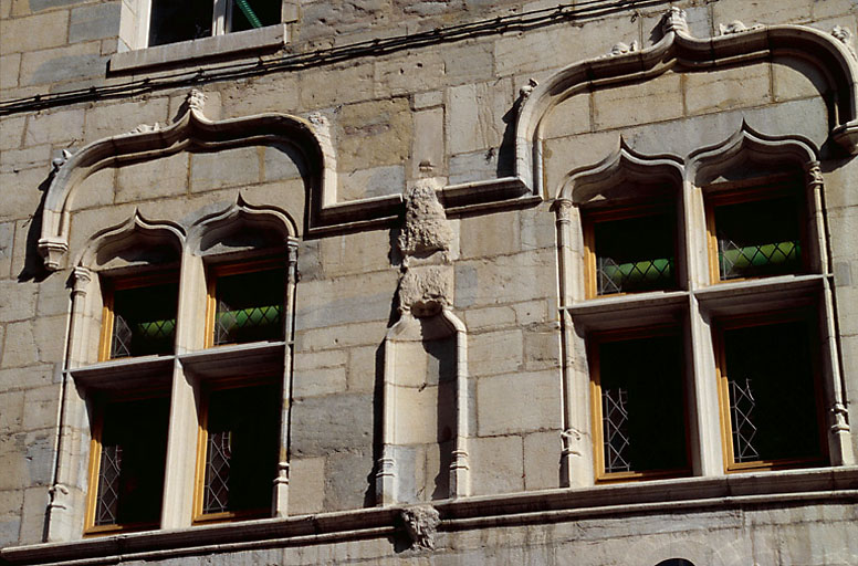 Façade sur rue : deuxième niveau