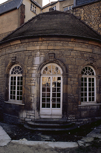 Pavillon de musique au fond de la cour