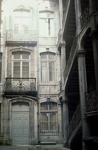 Façade sur cour du deuxième corps de bâtiment et escalier