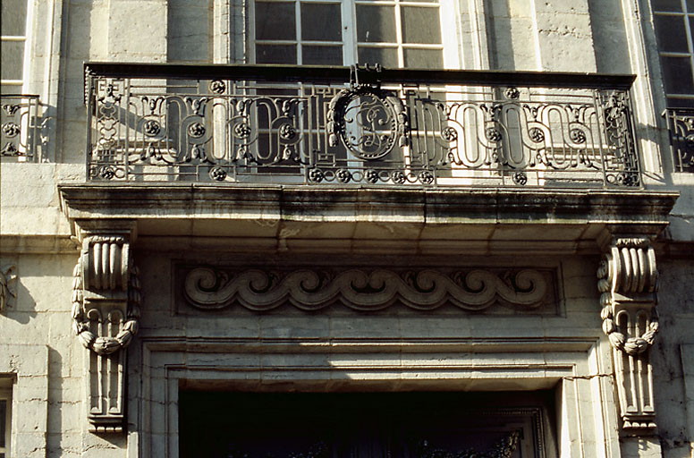 Façade sur rue : balcon