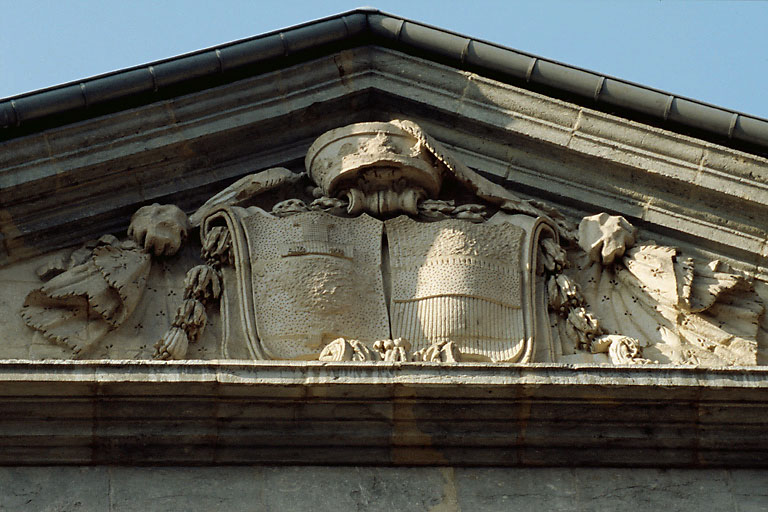 Façade sur rue : fronton