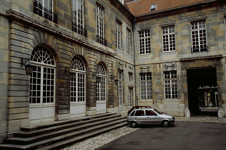 Façades sur cour de l'aile nord avec escalier et façades du corps de bâtiment sur rue