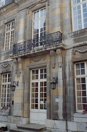 Corps de logis entre cour et jardin : façade sur cour