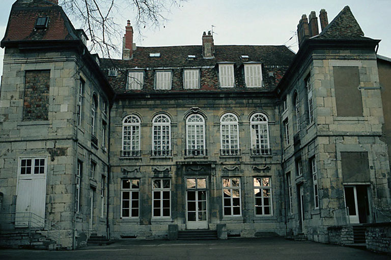 Corps de logis entre cour et jardin : façade sur jardin