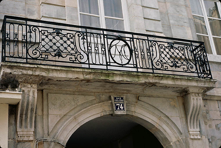 Façade sur rue : balcon