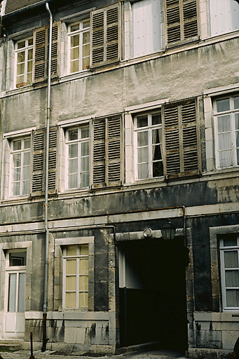 Corps de bâtiment sur rue : façade sur cour