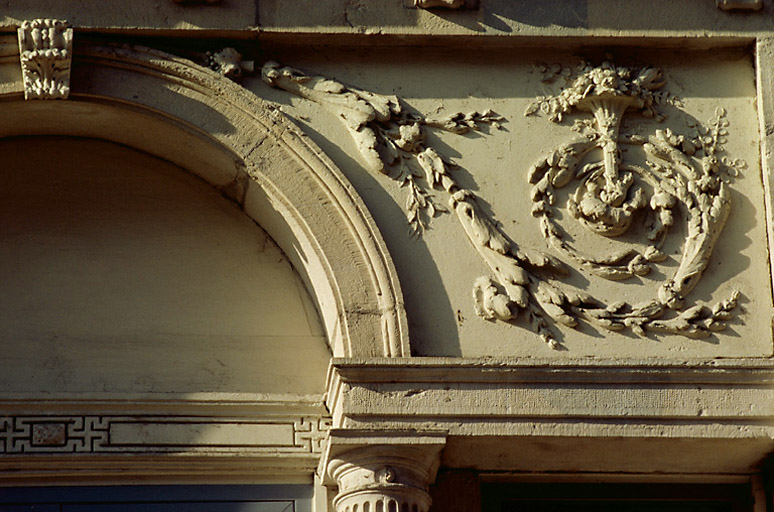 Façade sur rue : détail de la serlienne