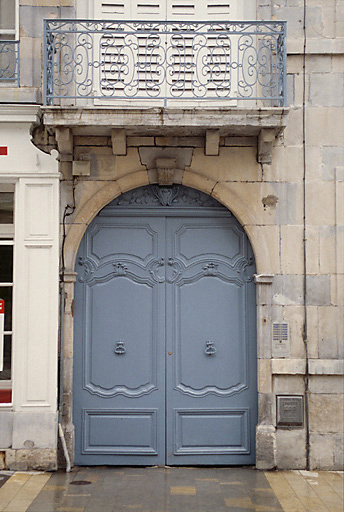 Façade sur rue : portail et balcon